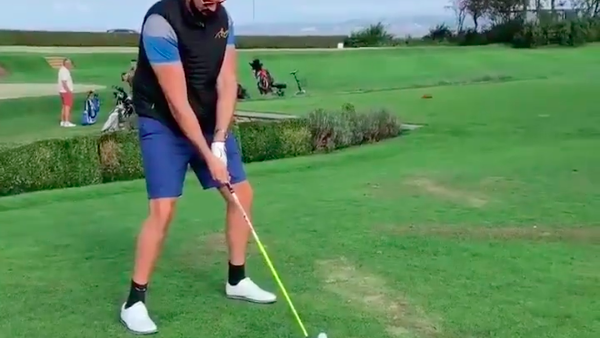 WORLD HEAVYWEIGHT CHAMPION TYSON FURY TRIES HIS ARM AT GOLF!